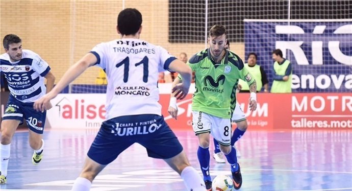 Rivillos conduce el balón ante un jugador del Zaragoza Ríos Renovables