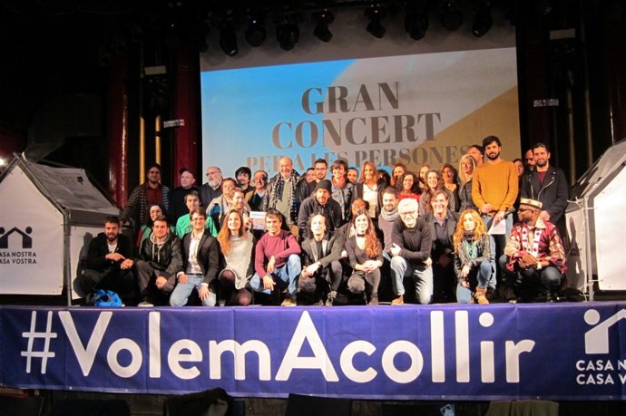 Foto de família del concert solidari pels refugiats
