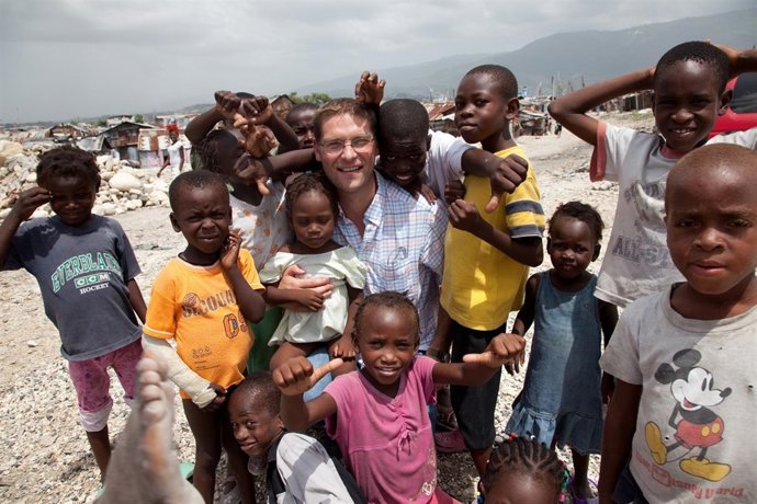 El fundador de Mary's Meals, Magnus Macfarlane-Barrow en Haití 