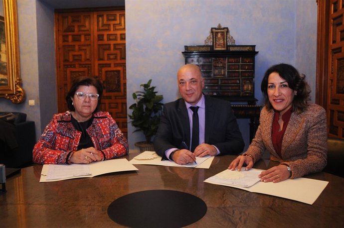 Firma de convenio entre Epremasa y Villanueva de Córdoba