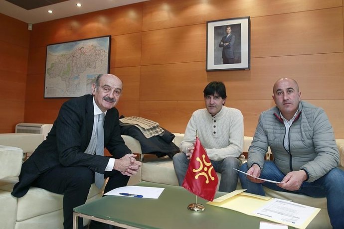 Reunión entre el consejero José María Mazón y el alcalde de Cartes