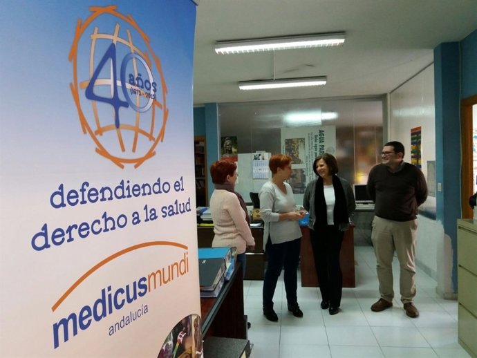 La consejera María José Sánchez Rubio visita Médicos Mundi en Granada