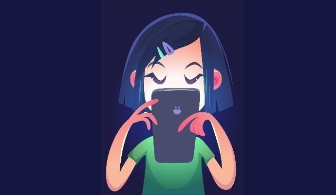 Niña usando el móvil 