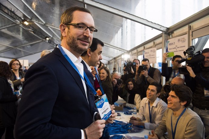 Maroto recoge su acreditación para el Congreso del PP