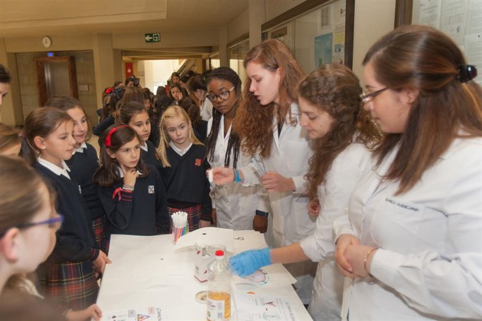 Esión con experimentos dirigidos a estudiantes de primaria y secundaria