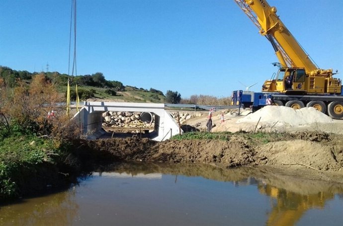 Instalación de una estructura contra inundaciones en la A-389