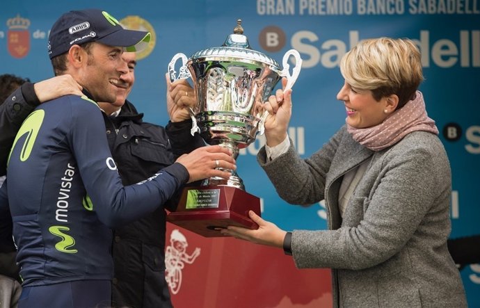 Valverde recibe de Noelia Arroyo el Gran Premio de la Vuelta Ciclista