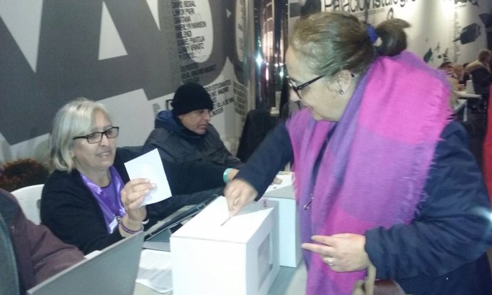 Militantes de Podemos votando en Vistalegre II 