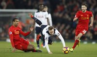 El Tottenham se descuelga en Liverpool (2-0) y el Arsenal acaba con el Hull City
