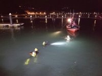 Fallecen dos jóvenes al caer su coche al mar en el Puerto de Laredo