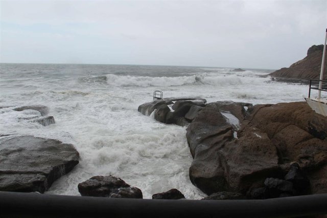 Olas en la caleta de Adeje