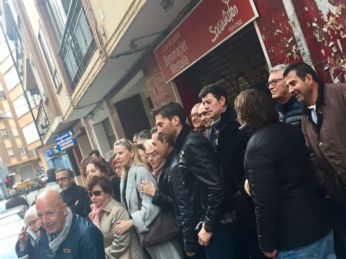 Los asistentes se reunieron en la sede vecinal al no poder entrar a la del grupo