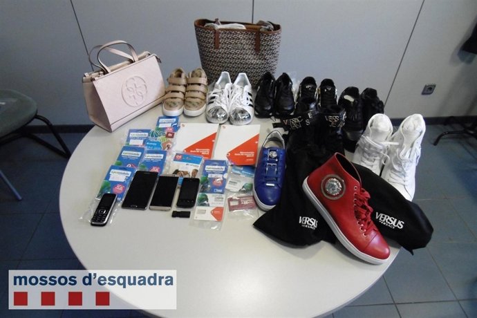 Bolsos y zapatillas comprados de forma fraudulenta.