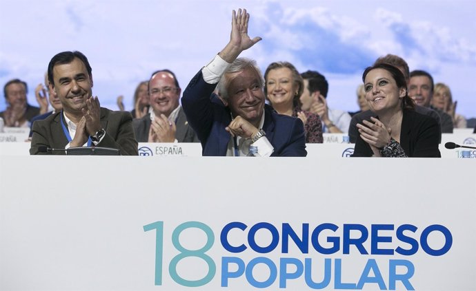 Javier Arenas saluda durante el Congreso Nacional del PP