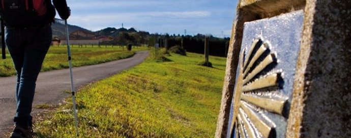 Peregrino recorre un tramo asturiano del Camino de Santiago. 