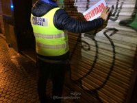 Detenido el propietario de un bar en Sevilla tras agredir a dos policías al cerrar el local por exceso de aforo