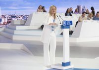 Cifuentes bromea con la "amenaza de destierro" a Errejón que no sabe si se producirá: "Se ve que es o Siberia o Madrid"