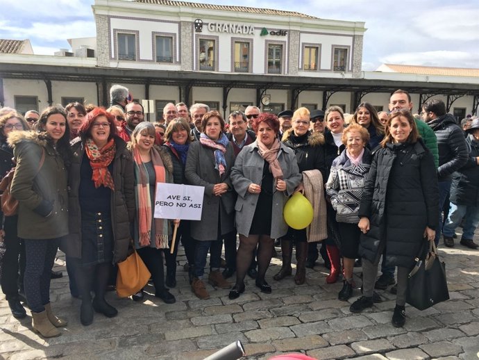 Teresa Jiménez (PSOE) participa en la manifestación en Granada