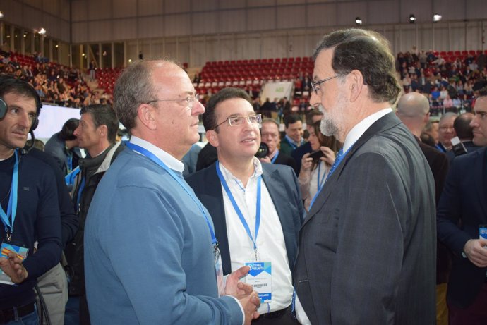 José Antonio Monago y Fernando Manzano saludan a Mariano Rajoy 