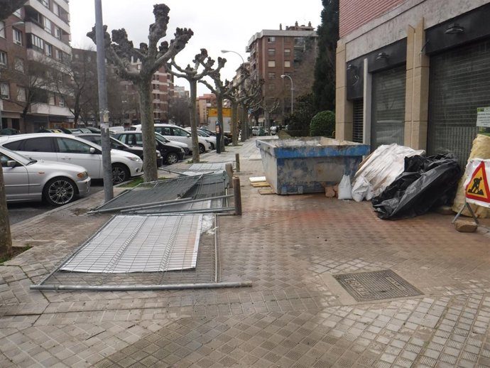 Vallas Caen Sobre Peatones