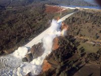 Decenas de miles de evacuados mientras siguen los trabajos para contener la presa de Oroville