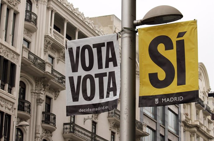 Banderolas llamando a la votación en el Ayuntamiento de Madrid