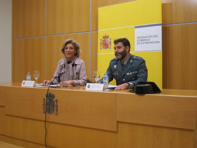 Cristina Herrera y el comandante jefe del sector de Tráfico de la Guardia Civil