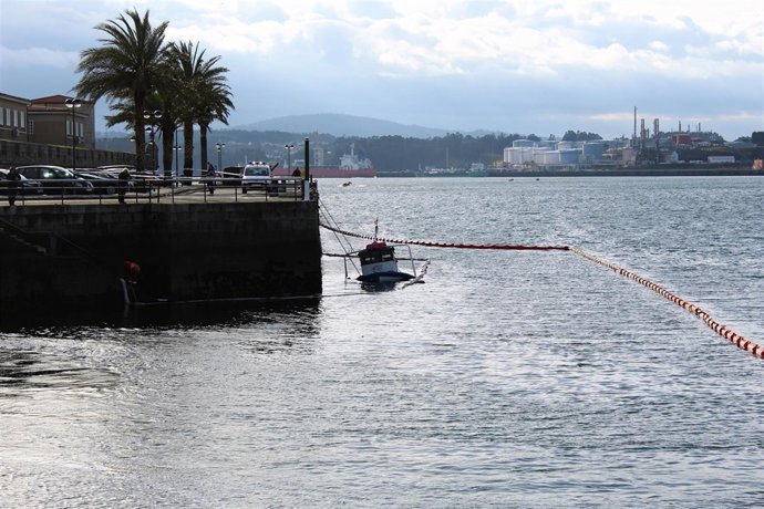 Barco auxiliar mejillonero hundido en Ferrol