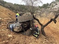 Fallece un hombre al volcar el tractor con el que trabajaba en Lorca