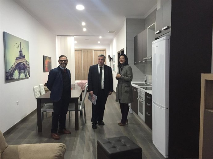 Crespín (dcha.) con responsables de Injupisa en uno de sus 'loft'