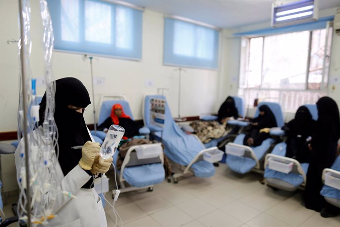 Varias mujeres reciben tratamiento médico en Saná, Yemen. 