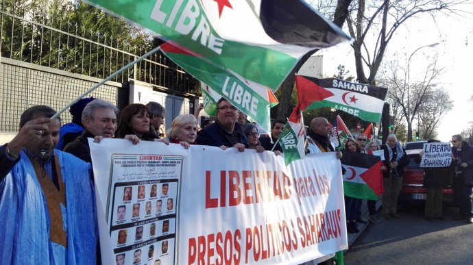 Decenas de personas protestan frente a la Embajada de Marruecos