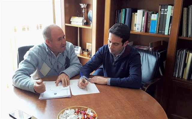 El diputado Óscar Liria y el alcalde de Abrucena, reunidos hablando de las obras