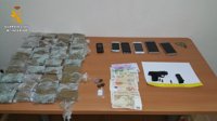 Dos detenidos en Camuñas al viajar en un vehículo con 4 kilos de hachís, un arma y 2.050 euros