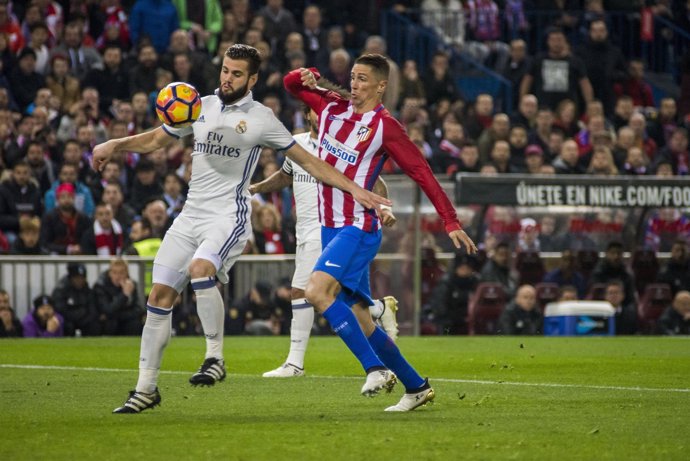 Nacho y Fernando Torres (Atlético de Madrid - Real Madrid)