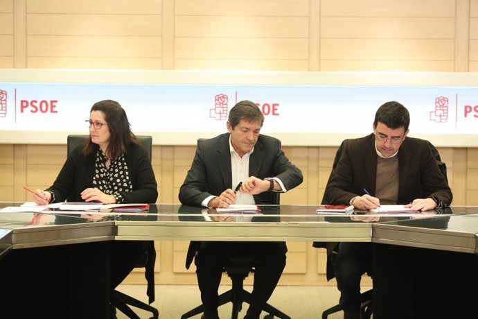 Javier Fernández y Mario Jiménez en la reunión de la Gestora del PSOE en Ferraz