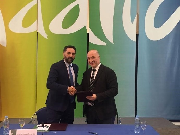 El consejero de Turismo (dcha.) y el presidente de la Diputación de Córdoba 
