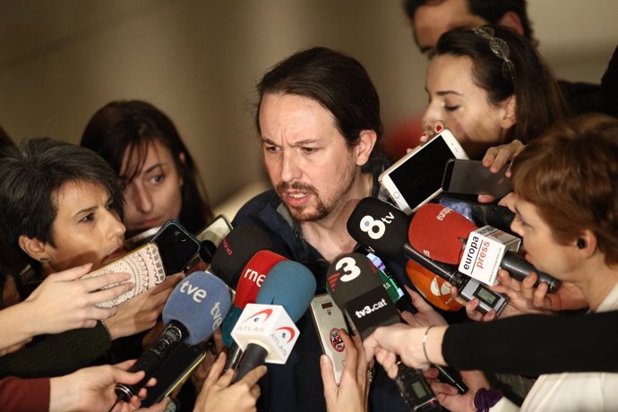 Pablo Iglesias atiende a los medios en el Congreso