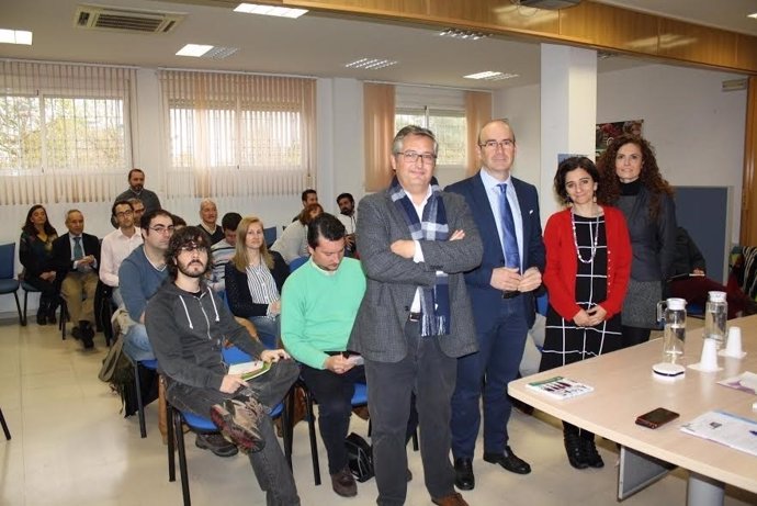 Carmona (centro), durante la presentación