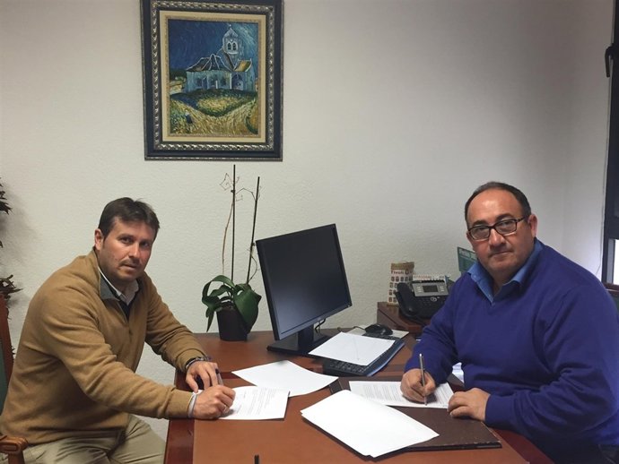 Firma convenio app Guía de la Axarquía Campos Jurado