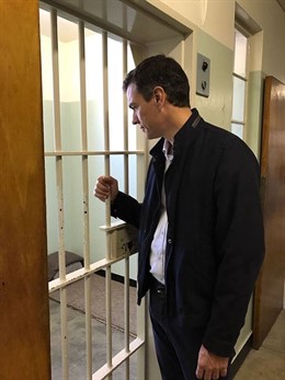 Pedro Sánchez visita la celda de Mandela en Robben Island (Sudáfrica)