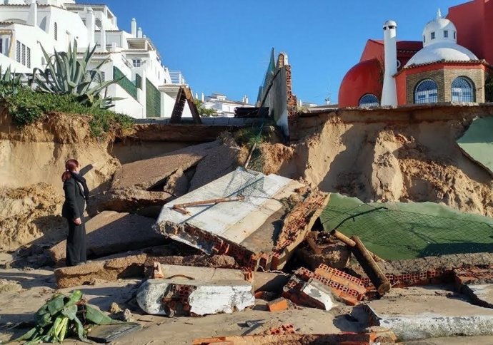 Diputada del área metropolitana de Huelva,Aurora Águedo, visita destrozos costa.