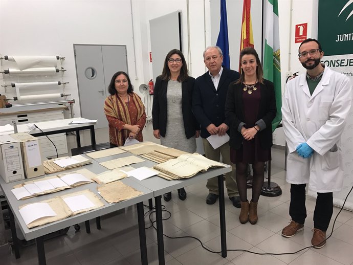 Restauración archivos ayto Istán Bautista, alcalde Diego MArin, Esther Cruces 