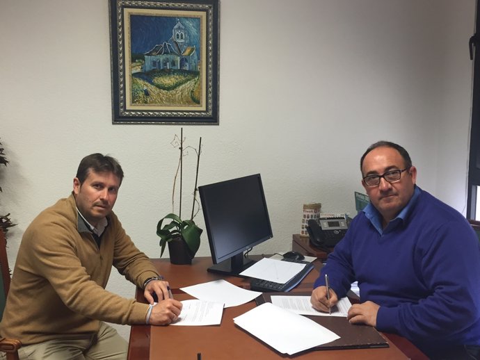 Firma convenio app Guía de la Axarquía Campos Jurado