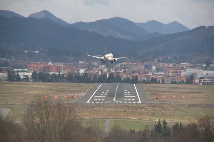 El viento dificulta el aterrizaje en el aeropuerto de Loiu