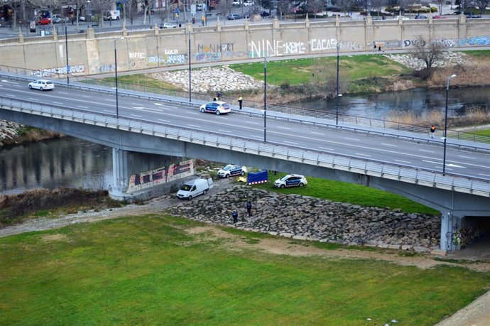Lugar donde se halló el cadáver de un joven bajo el Pont Vell de Lleida