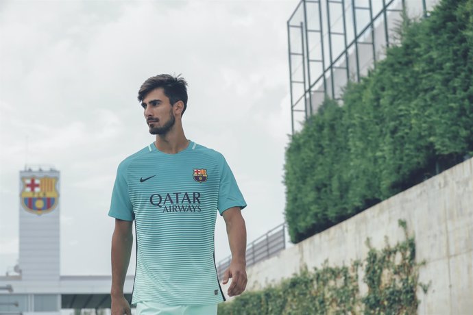 André Gomes, con la tercera equipación del FC Barcelona