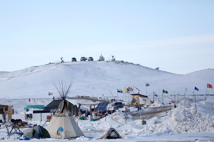 Varios vehículos policiales en la reserva de la tribu sioux en Dakota del Norte.