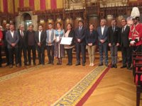 Colau entrega a Muriel Casals la Medalla d'Or póstuma y elogia con Puigdemont su legado