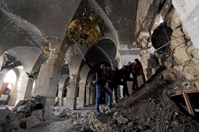 Voluntarios entre las ruinas de Alepo 